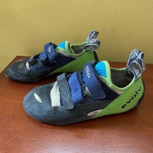 Evolv Men's Green and Blue Athletic Climbing Shoes with Hook-and-Loop Straps